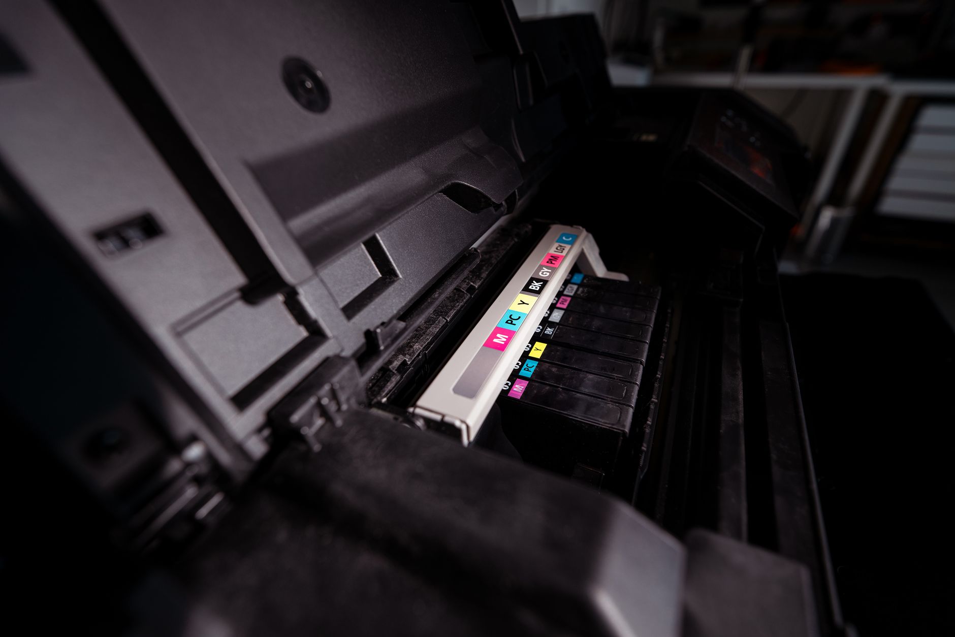 Geöffneter Drucker mit CMYK-Farbpatronen
