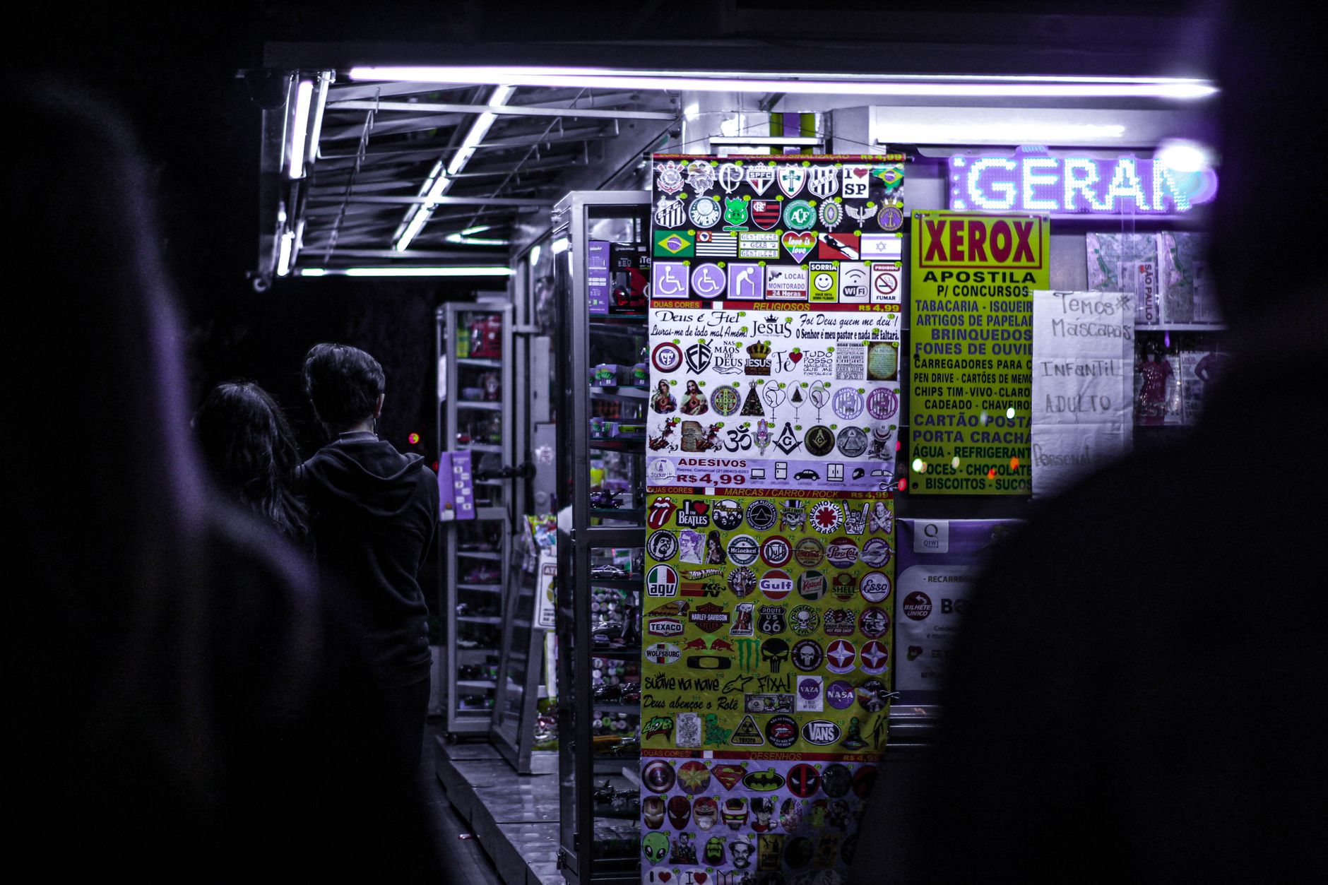 Schaufenster mit beklebten Scheiben am Abend