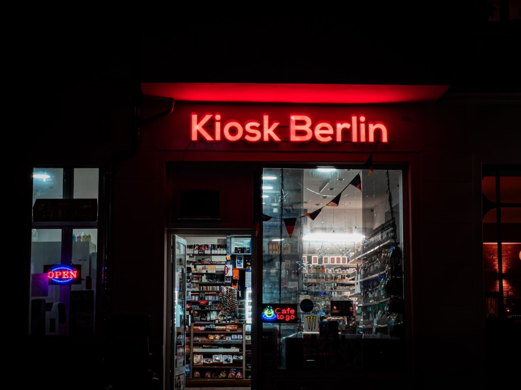Beleuchtete Ladenbeschriftung am Abend